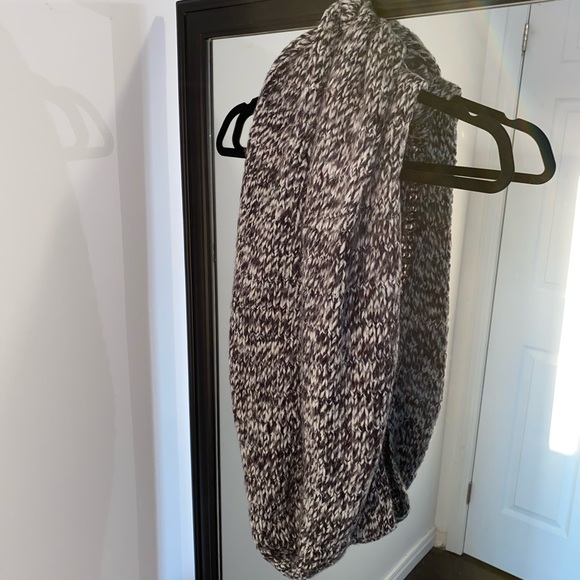 Hollister Infinity Scarf Black & White - Picture 3 of 4